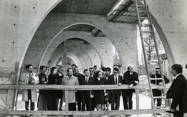  &copy; Archives municipales. L’architecte Renée Gailhoustet (au centre, le bras tendu) avec le maire d’Ivry Jacques Laloë (à sa gauche) en 1971 sur le chantier de construction de la cité Spinoza.
