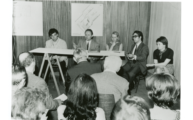  &copy; Archives municipales. Renée Gailhoustet  (à droite) lors d’un débat organisé par la municipalité en 1970. De droite à gauche : Marc Manne, directeur de la Semi, Raymonde Laluque, directrice de l’Office HLM d’Ivry, le maire d’Ivry Jacques Laloë et l’architecte Jean Renaudie.