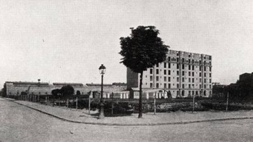 La construction de la cité débuta en 1927. Ci-dessus, l'état des travaux au 4 mai 1927.