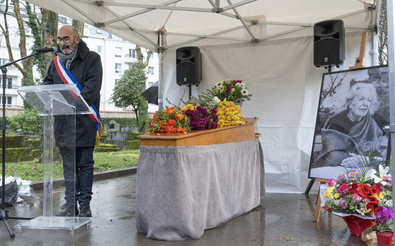  &copy; Marie-Pierre Dieterlé. Le maire Philippe Bouyssou lors des obsèques de l’architecte Renée Gailhoustet le 9 janvier 2023 au cimetière parisien d’Ivry.