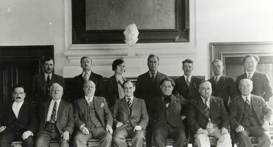 Municipalité d’Ivry élue en 1929. Les femmes n’étant alors ni électrices ni éligibles, l’élection de Marie Lefèvre (debout, 3e à gauche) est annulée par la préfecture de la Seine.