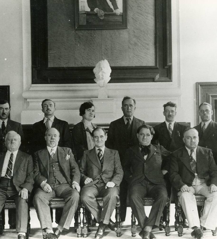 Municipalité d’Ivry élue en 1929. Les femmes n’étant alors ni électrices ni éligibles, l’élection de Marie Lefèvre (debout, 3e à gauche) est annulée par la préfecture de la Seine.