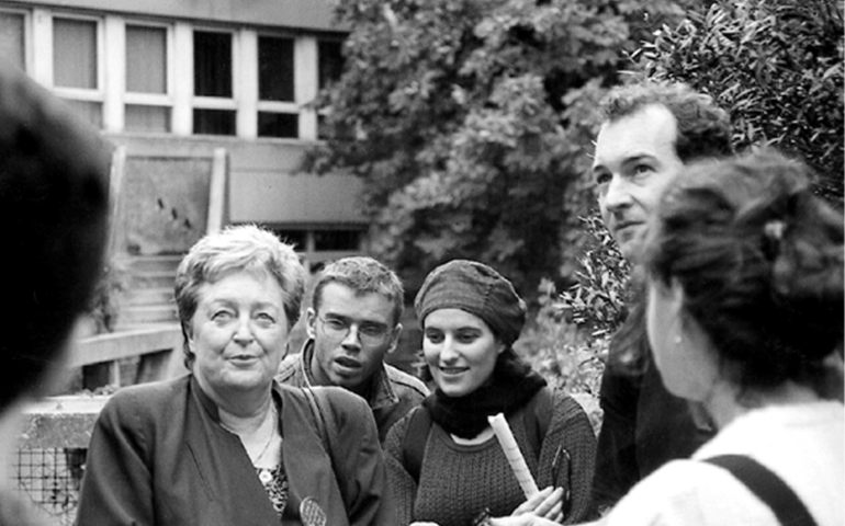  &copy; Ne pas plier. À gauche de la photographie, l’architecte Renée Gailhoustet en 1998 lors d’un Chemin de randonnée urbaine (Cru) dans le centre-ville d’Ivry. 