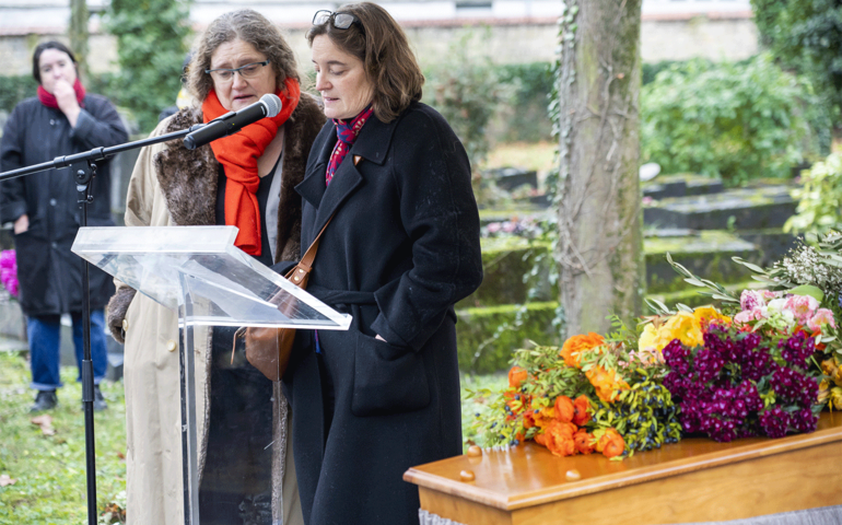  &copy; Marie-Pierre Dieterlé. Jeanne et Lise, les deux filles de Renée Gailhoustet (et Jean Renaudie) lors des obsèques de leur mère.